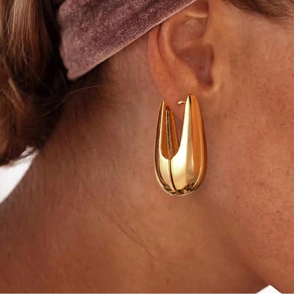 Elegant Gold Square Hoop Earrings - Picture 6 of 6
